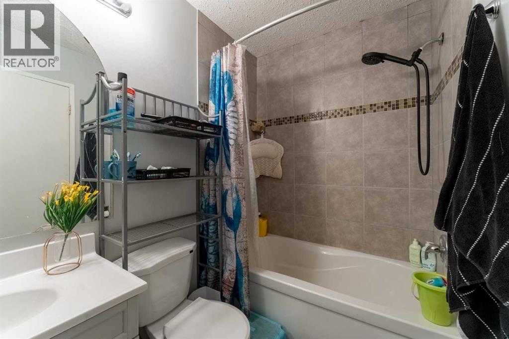 Single Family House Bi-level for Sale in  Beaconsfield Crescent NW Beddington Heights Calgary 