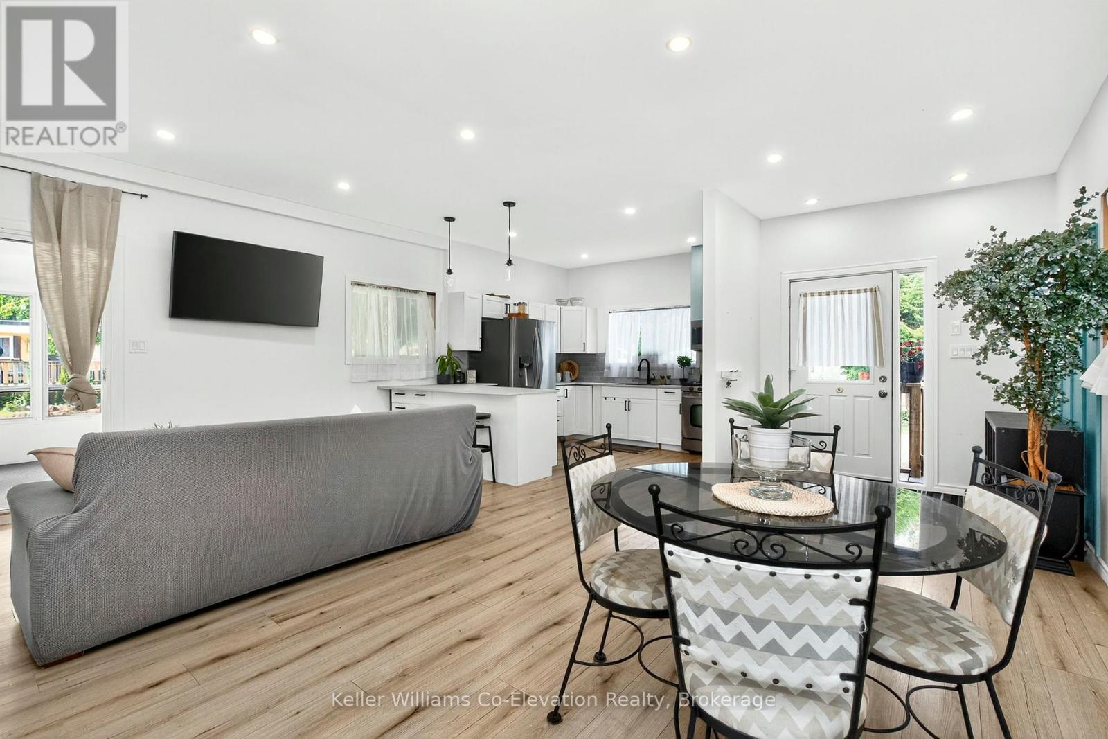 Photo 4 of 19 Vics Road, Midland ON