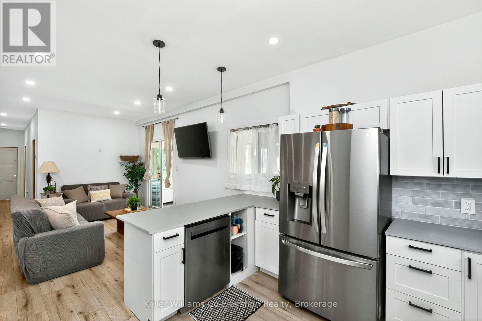 Photo 8 of 19 Vics Road, Midland ON