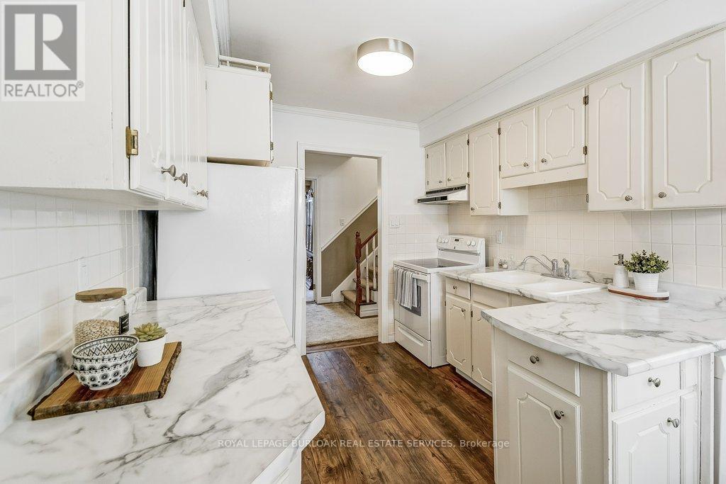 Photo 10 of 652 Auburn Crescent, Burlington ON