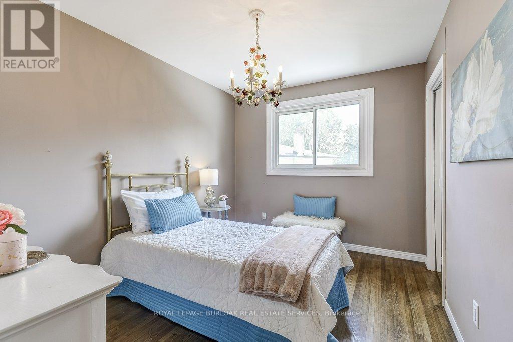 Photo 13 of 652 Auburn Crescent, Burlington ON