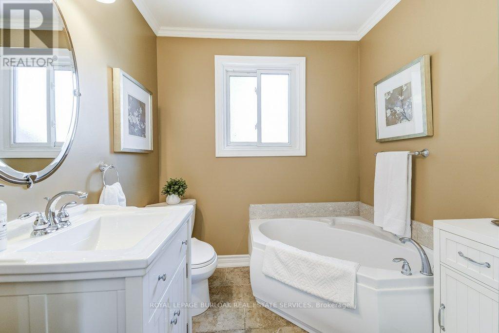 Photo 17 of 652 Auburn Crescent, Burlington ON