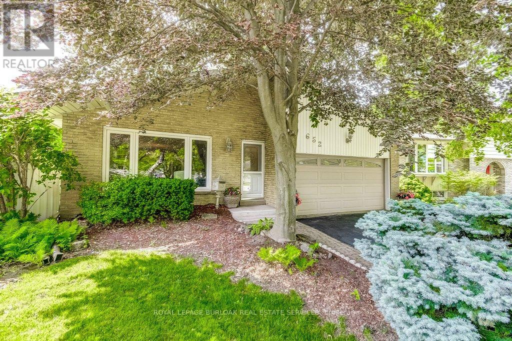 Photo 2 of 652 Auburn Crescent, Burlington ON