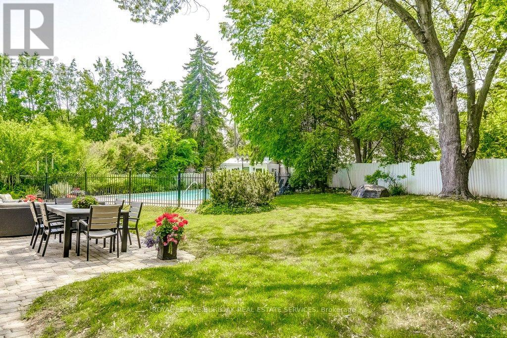 Photo 33 of 652 Auburn Crescent, Burlington ON