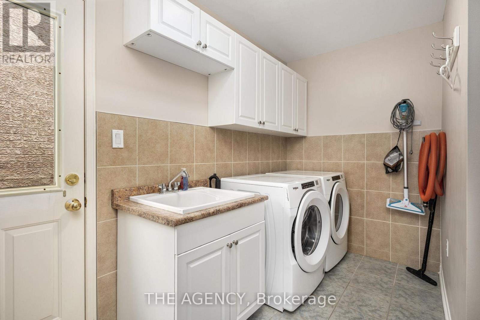 Photo 4 of 1 Applegrove Court, Brampton ON