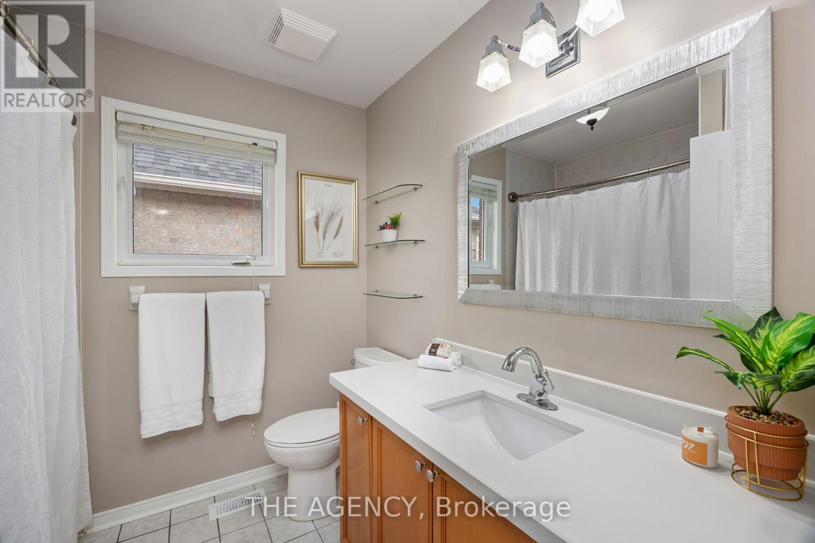 Photo 8 of 1 Applegrove Court, Brampton ON