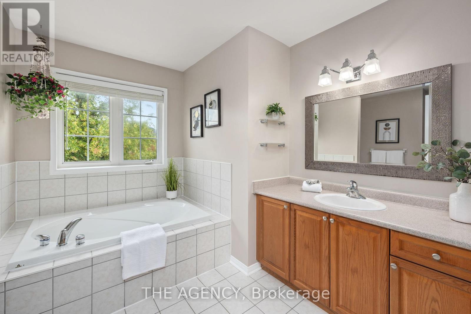 Photo 9 of 1 Applegrove Court, Brampton ON