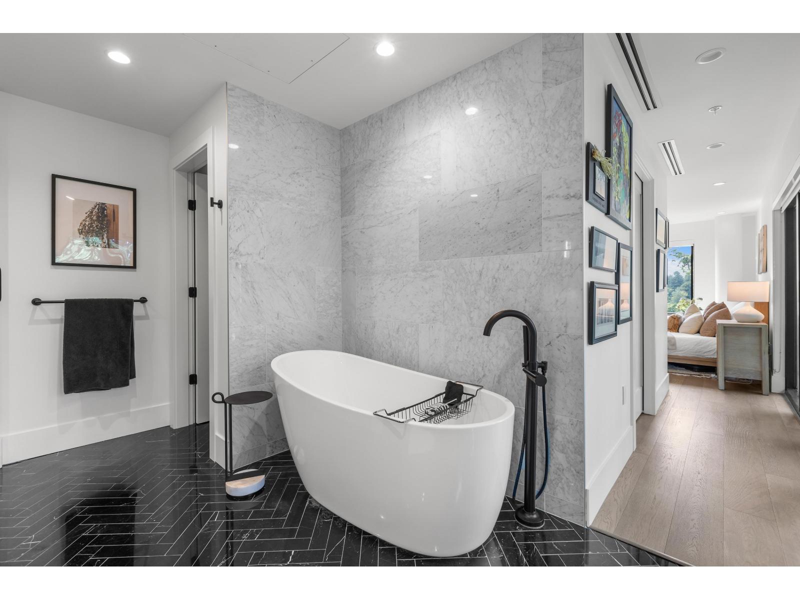 Photo 2 of 602 14825 Thrift Avenue, White Rock BC