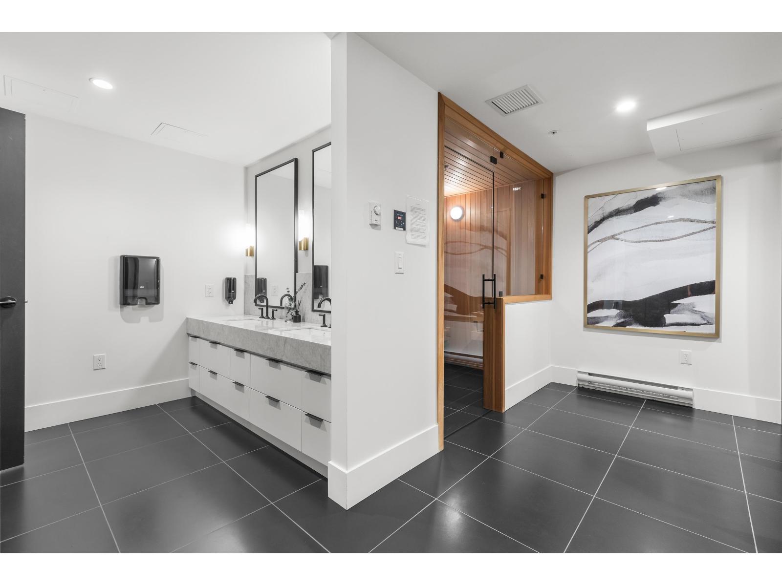 Photo 1 of 602 14825 Thrift Avenue, White Rock BC
