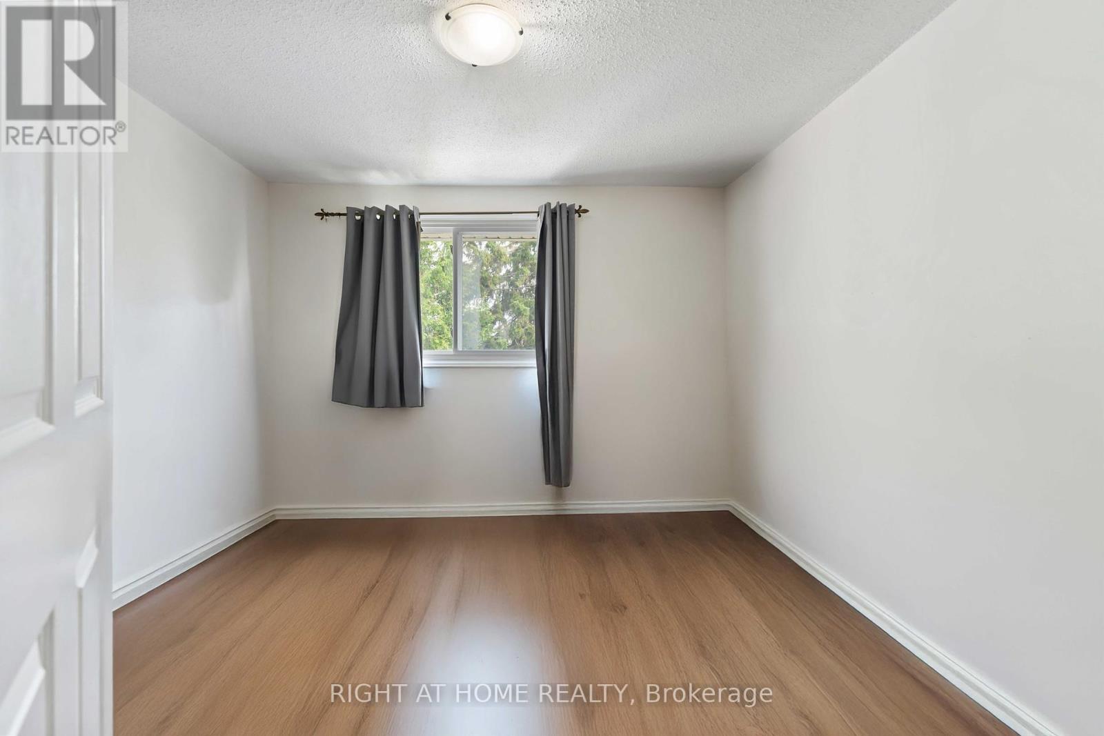 Photo 19 of 21 5 Hadley Circle, Ottawa ON