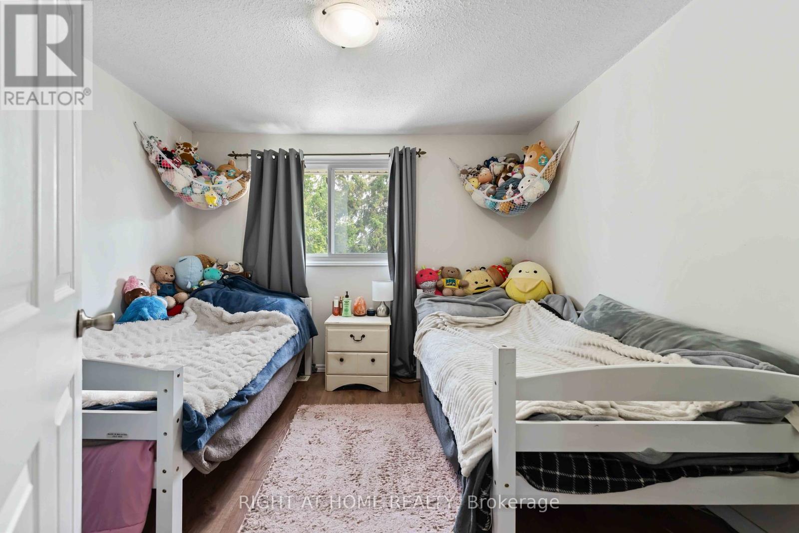 Photo 5 of 21 5 Hadley Circle, Ottawa ON