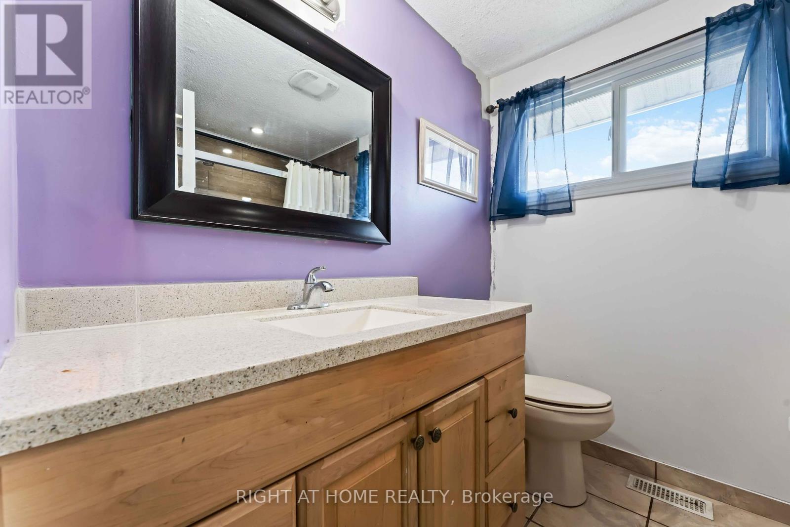 Photo 1 of 21 5 Hadley Circle, Ottawa ON