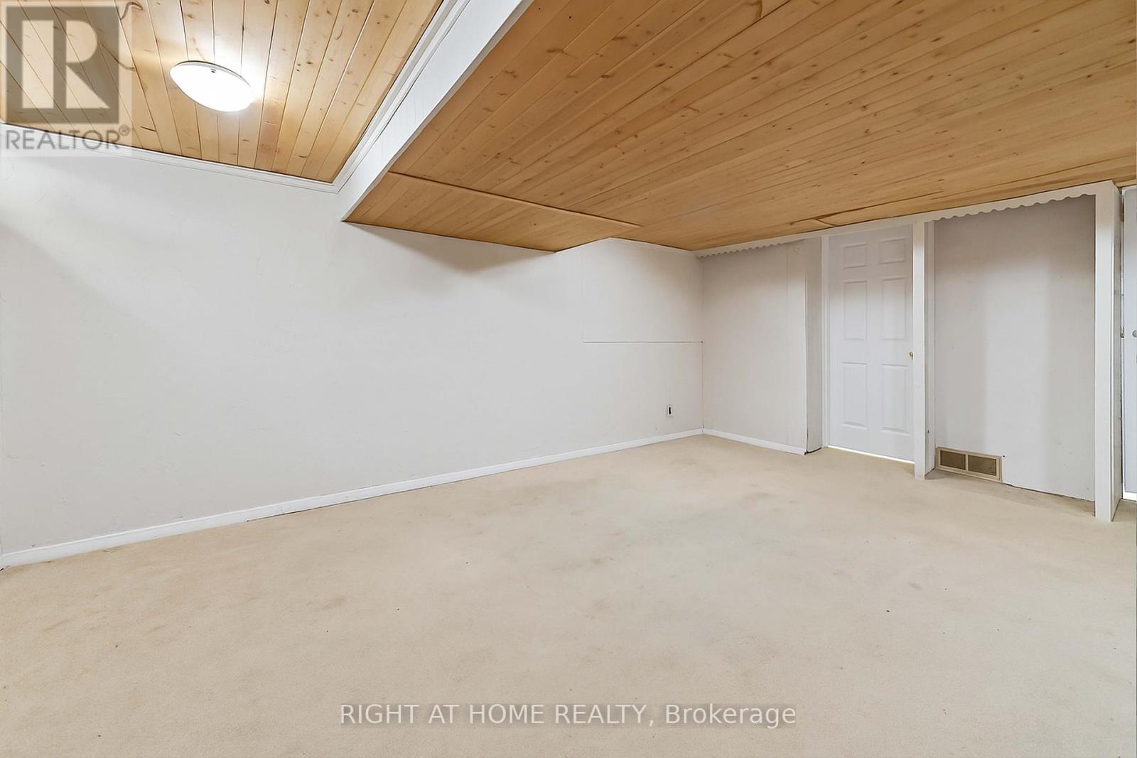 Photo 16 of 21 5 Hadley Circle, Ottawa ON