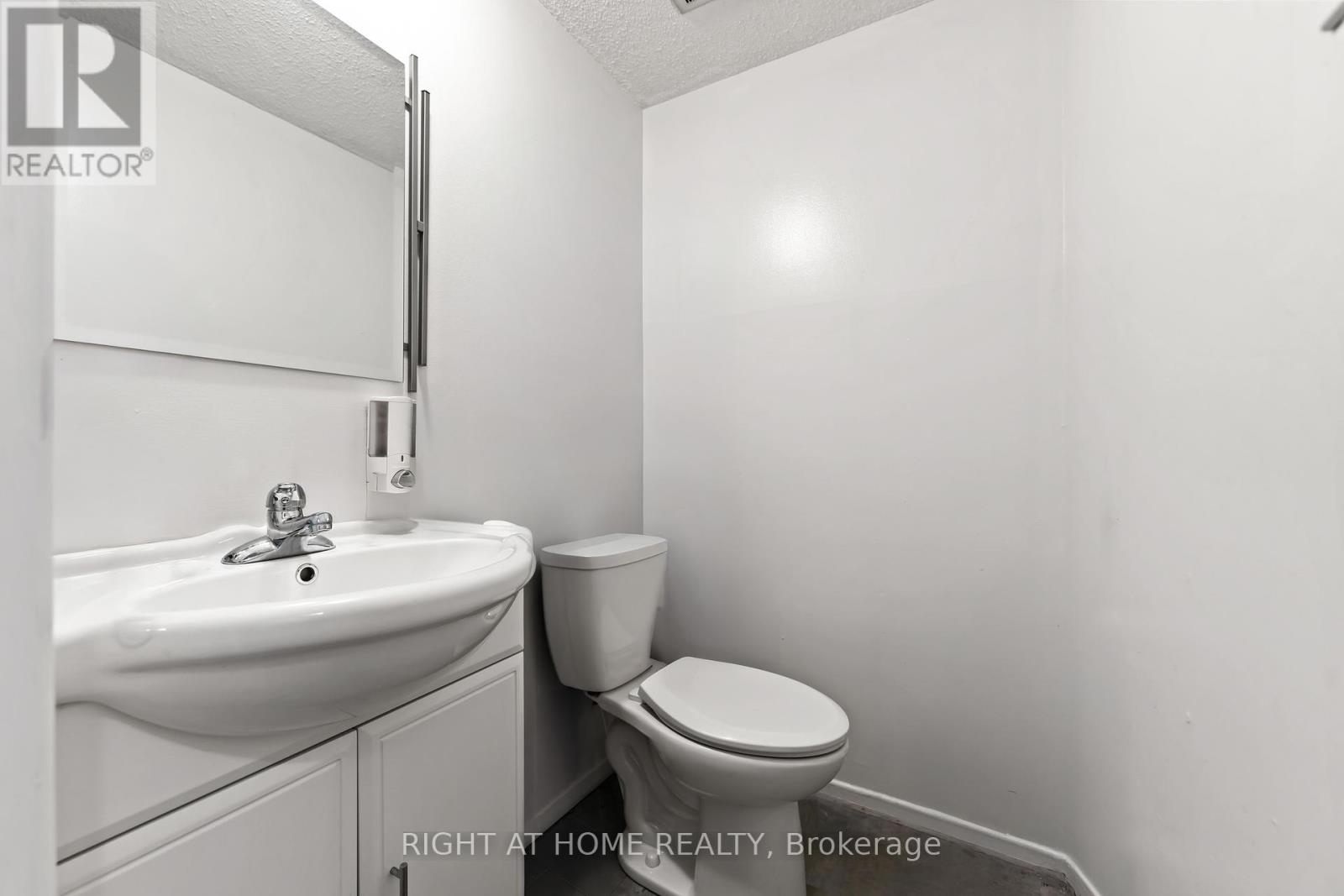 Photo 2 of 21 5 Hadley Circle, Ottawa ON