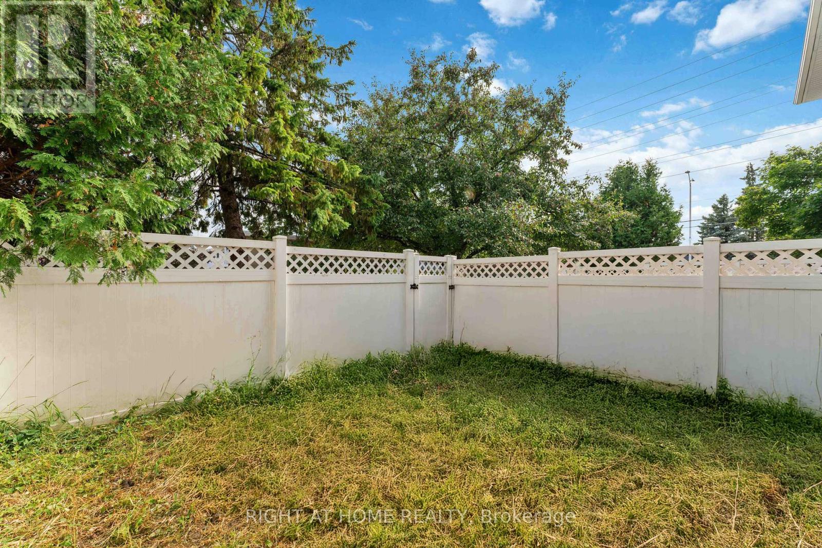 Photo 15 of 21 5 Hadley Circle, Ottawa ON
