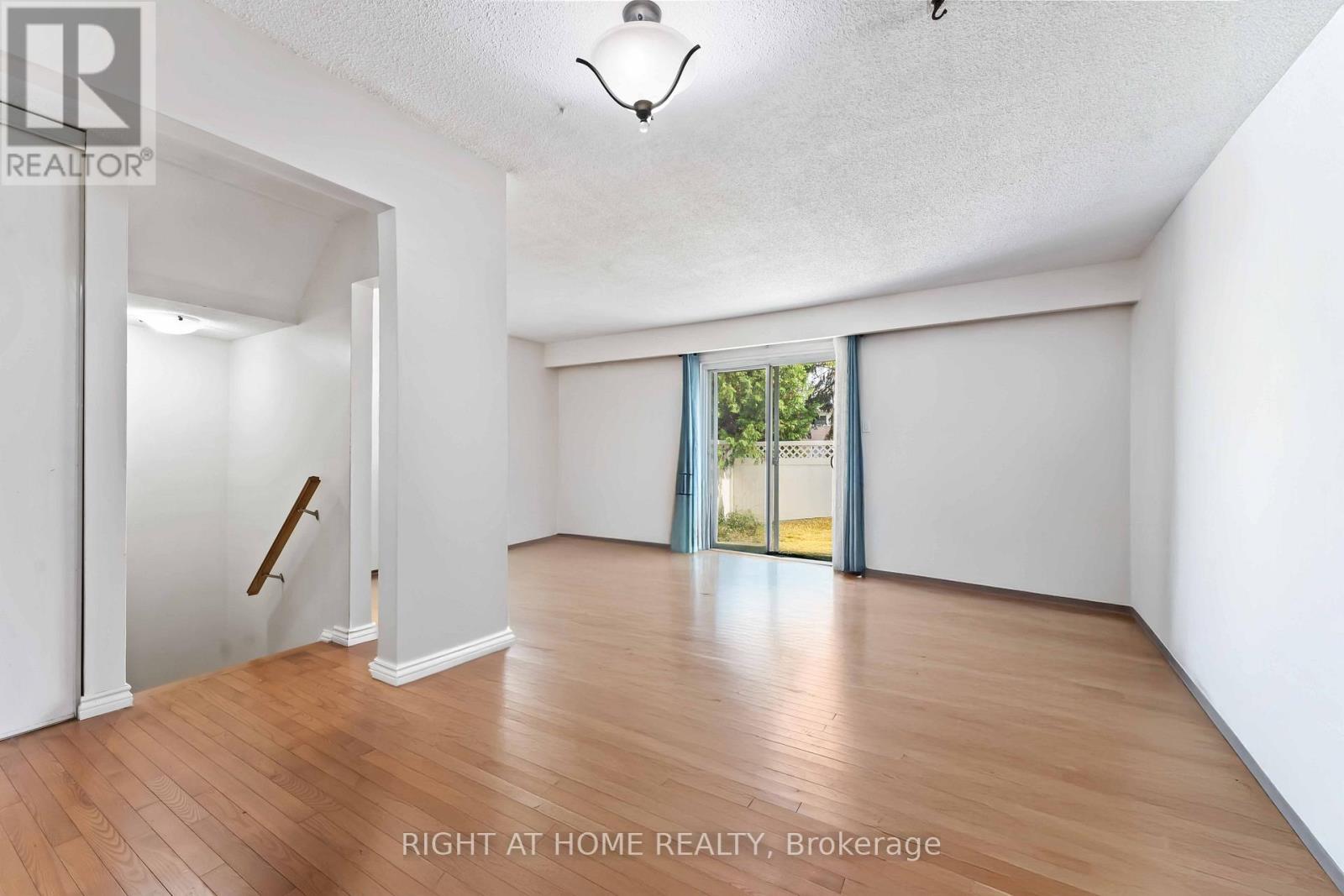 Photo 20 of 21 5 Hadley Circle, Ottawa ON
