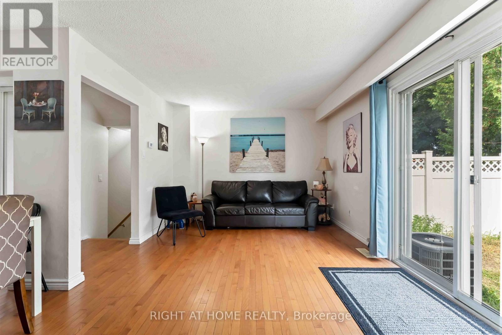 Photo 11 of 21 5 Hadley Circle, Ottawa ON