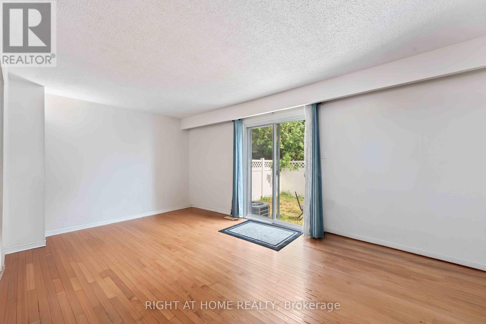 Photo 7 of 21 5 Hadley Circle, Ottawa ON