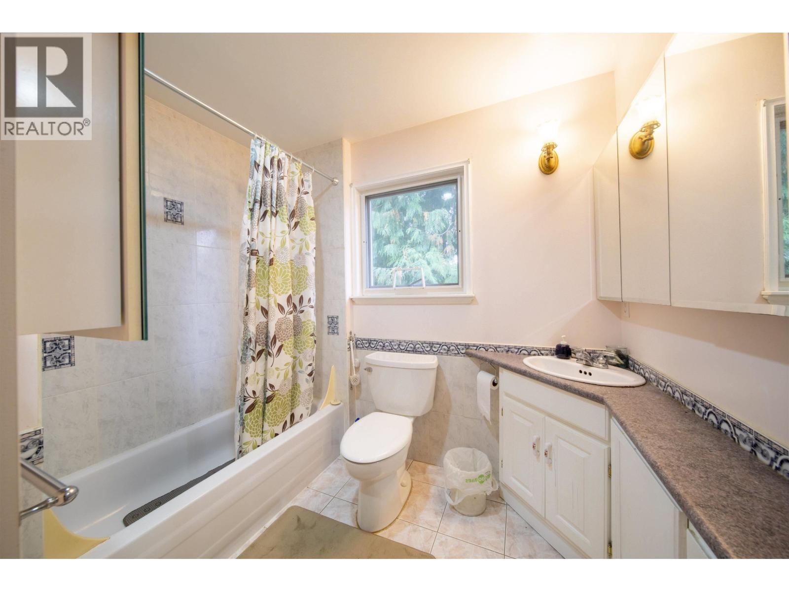 Photo 23 of 831 Second Street, New Westminster BC