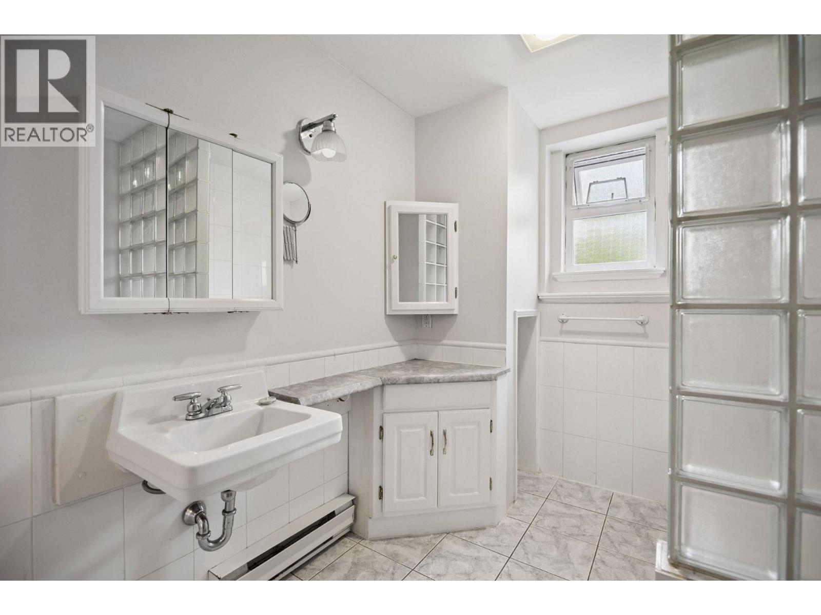 Photo 7 of 831 Second Street, New Westminster BC