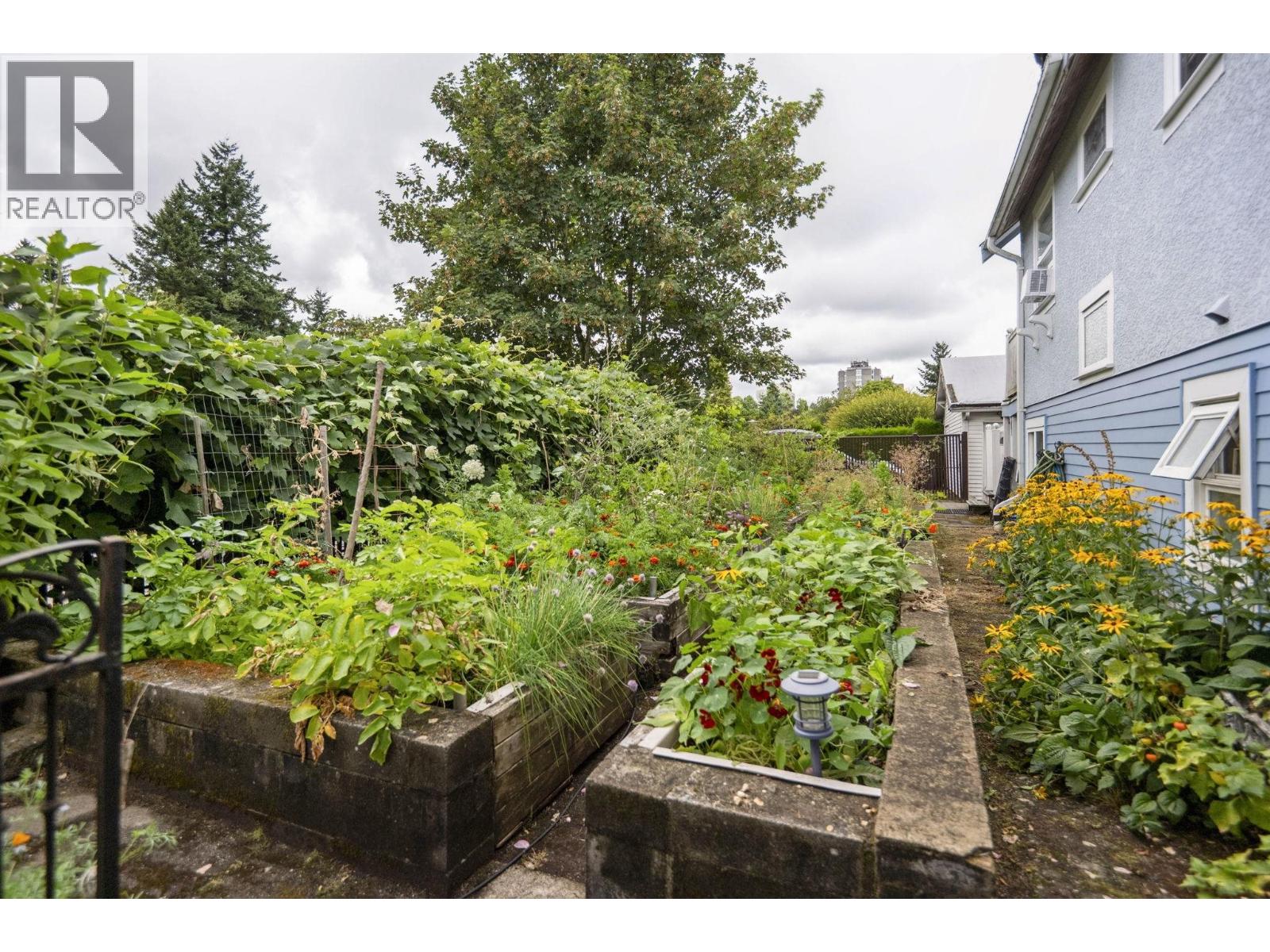 Photo 4 of 831 Second Street, New Westminster BC