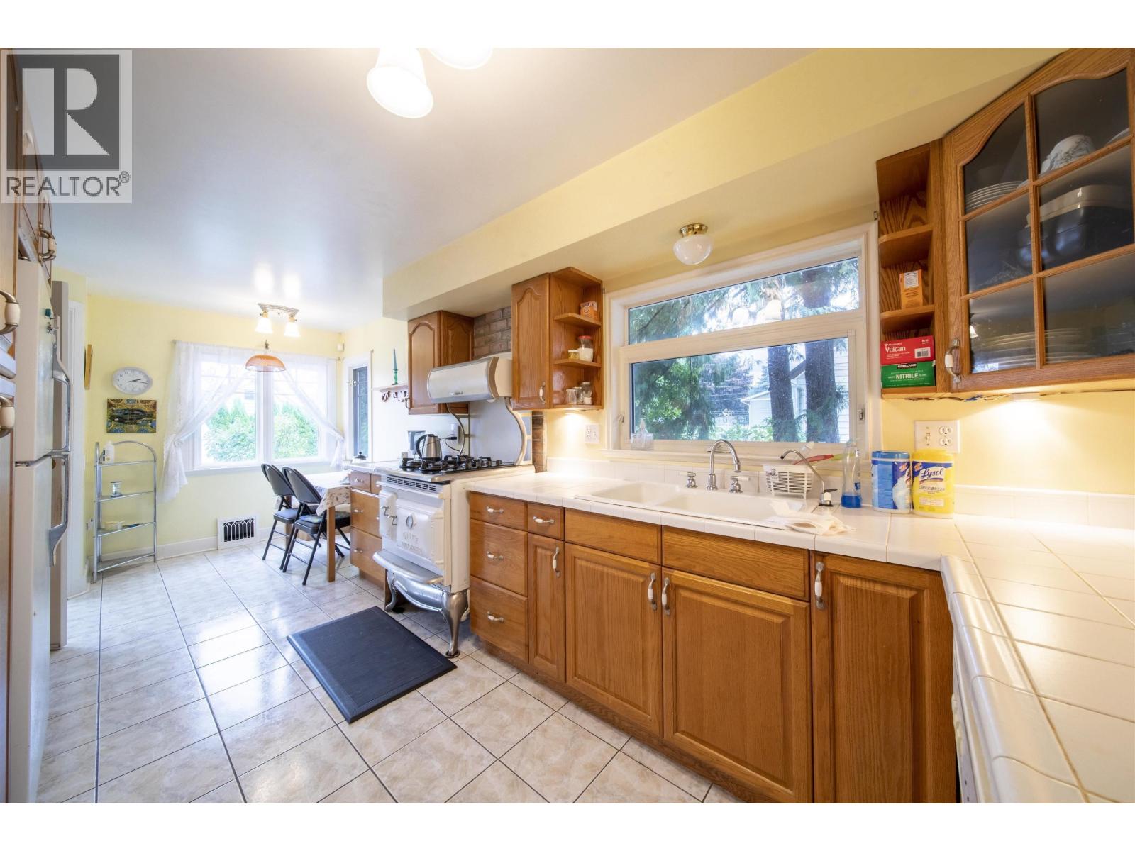 Photo 11 of 831 Second Street, New Westminster BC