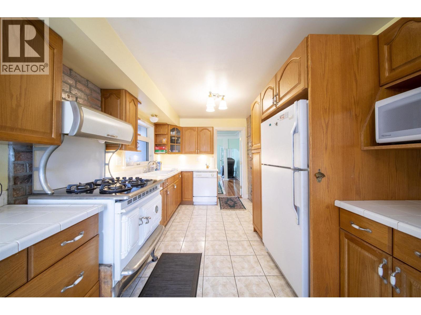 Photo 27 of 831 Second Street, New Westminster BC