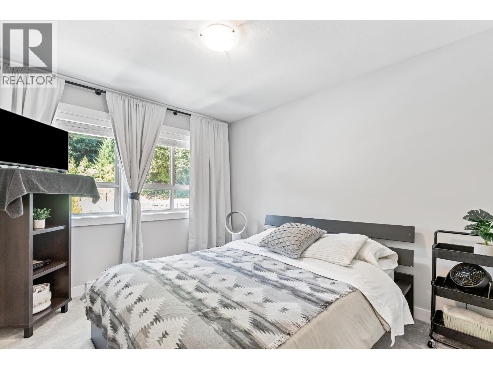 Photo 10 of 11 10525 240 Street, Maple Ridge BC