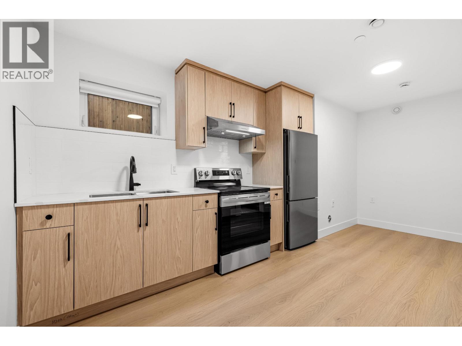 Photo 7 of 3221 Grant Street, Vancouver BC