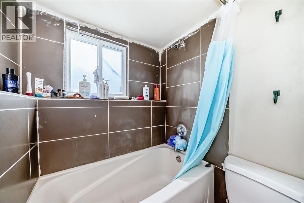 Single Family House Bi-level for Sale in  Falworth Place NE Falconridge Calgary 