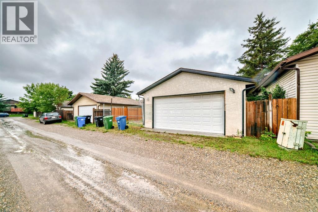 Single Family House Bi-level for Sale in  Falworth Place NE Falconridge Calgary 