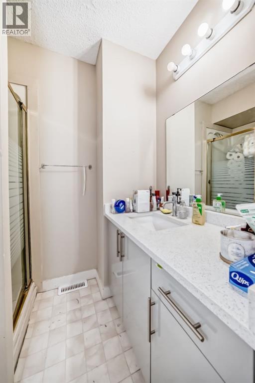 Single Family House Bi-level for Sale in  Falworth Place NE Falconridge Calgary 