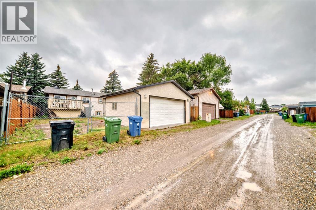 Single Family House Bi-level for Sale in  Falworth Place NE Falconridge Calgary 