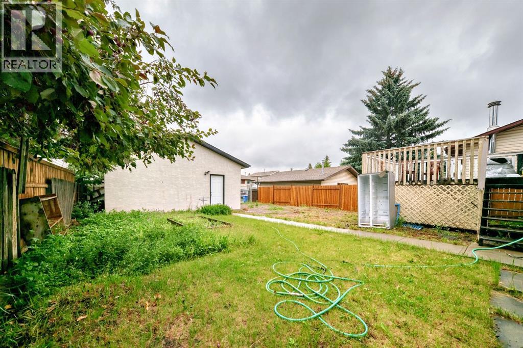Single Family House Bi-level for Sale in  Falworth Place NE Falconridge Calgary 