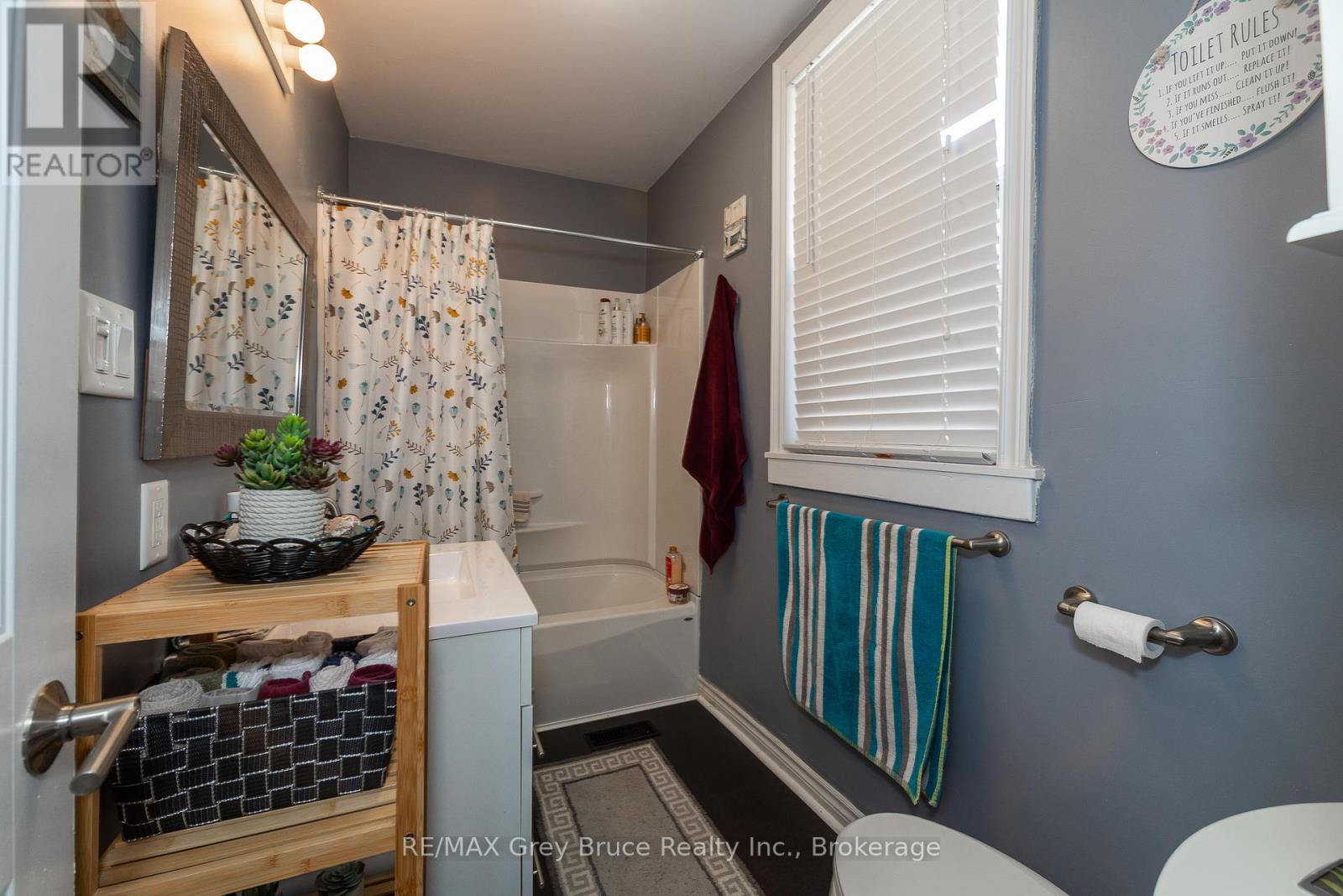 Photo 5 of 996 1st Avenue W, Owen Sound ON