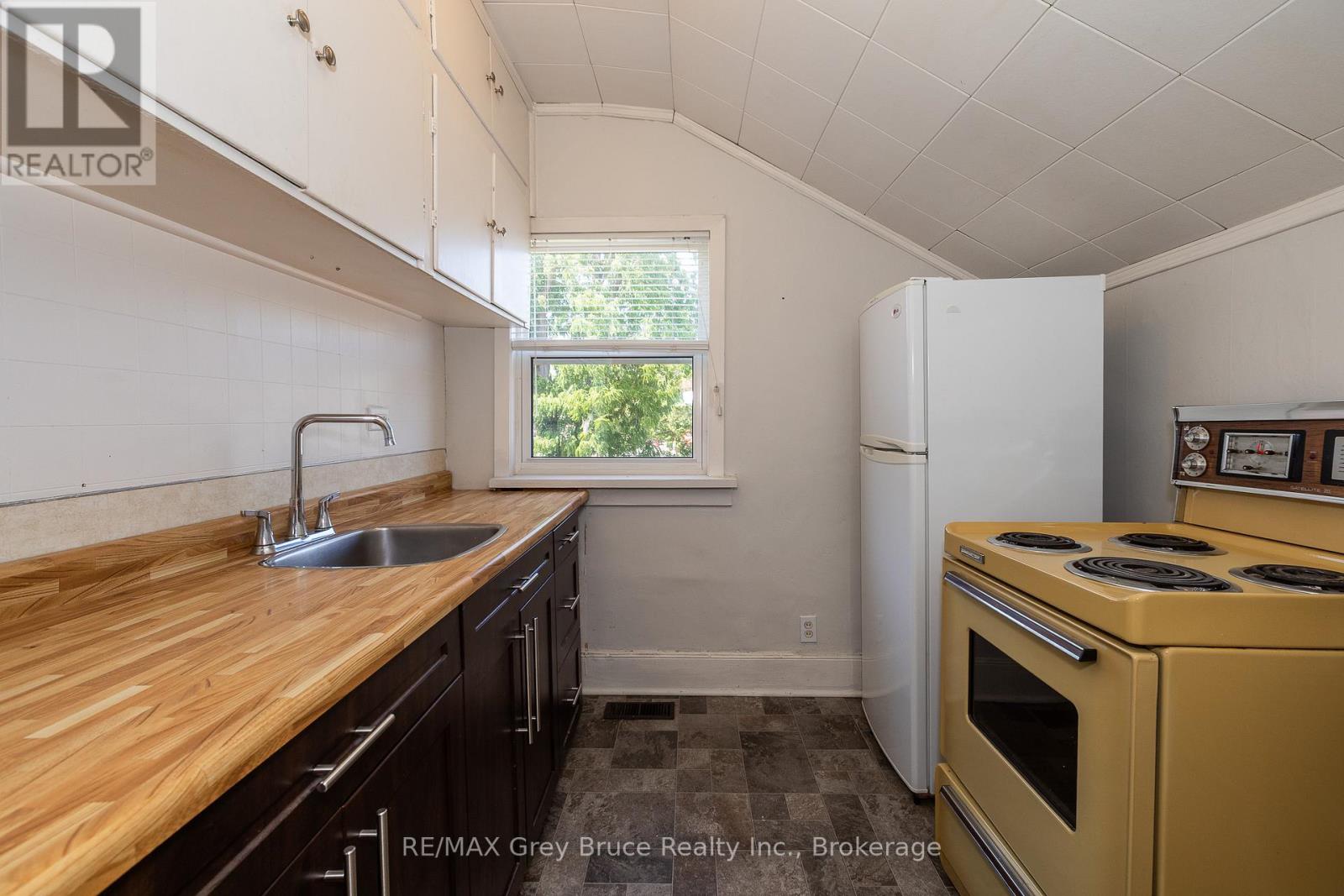 Photo 9 of 996 1st Avenue W, Owen Sound ON
