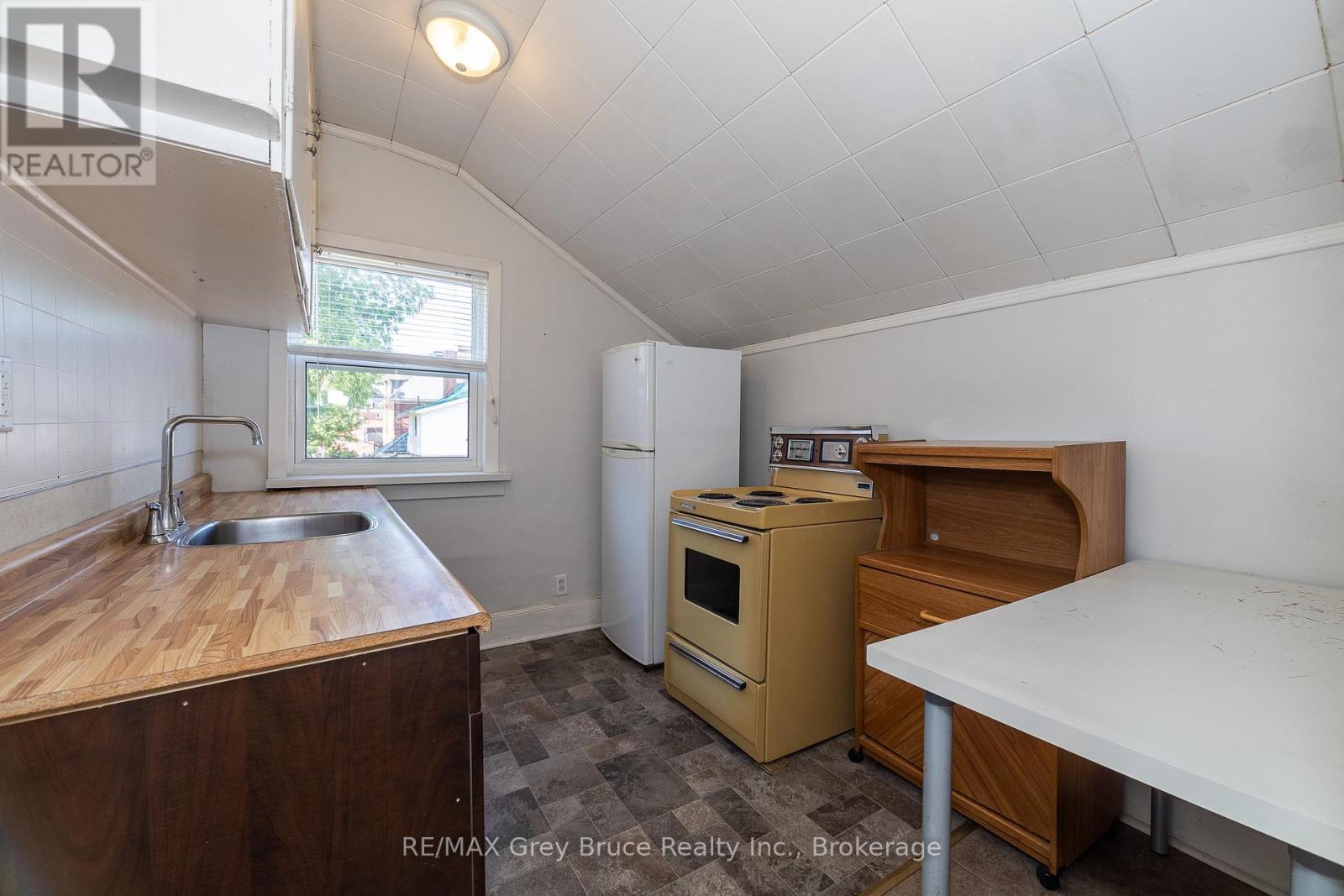 Photo 2 of 996 1st Avenue W, Owen Sound ON