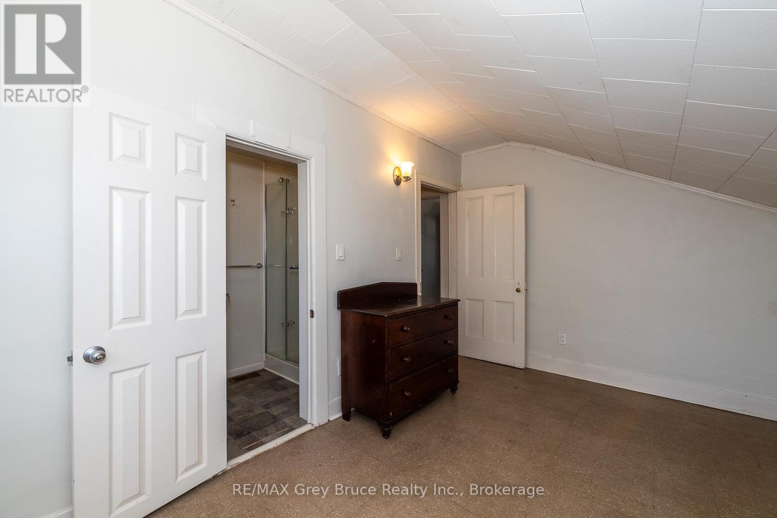 Photo 3 of 996 1st Avenue W, Owen Sound ON