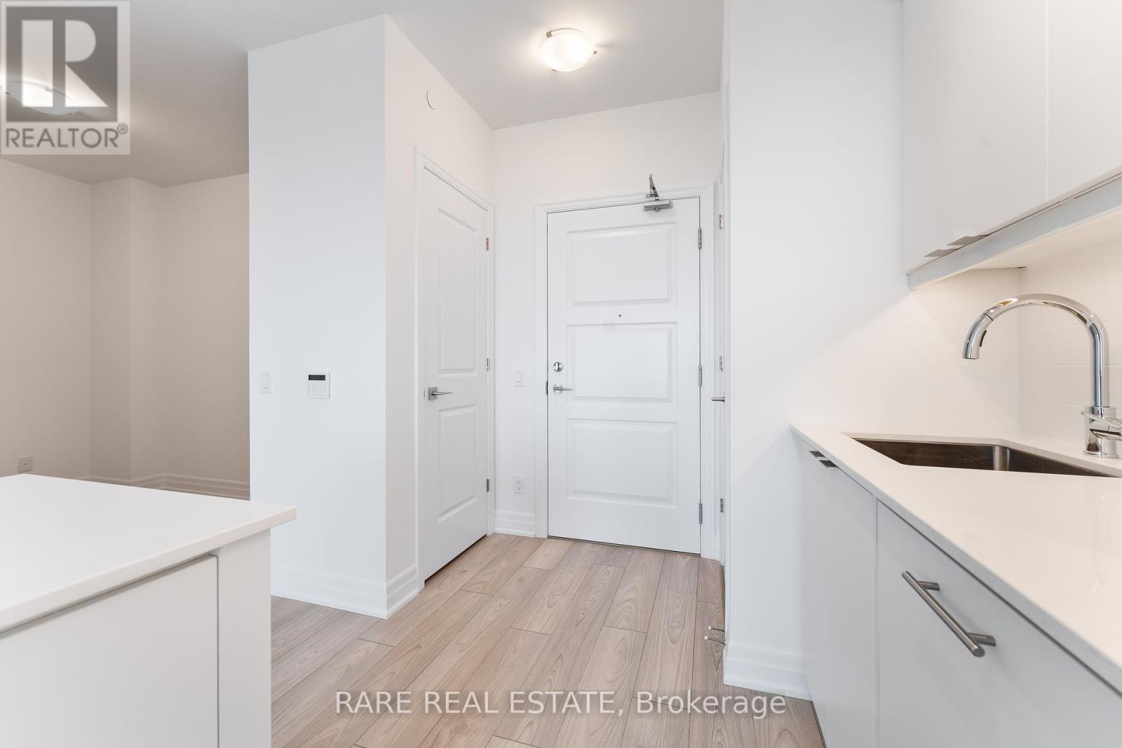 Photo 3 of 2108 36 Elm Drive W, Mississauga ON