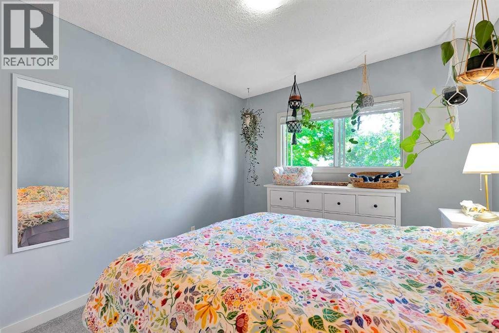 Single Family House Bi-level for Sale in  Silverdale Place NW Silver Springs Calgary 