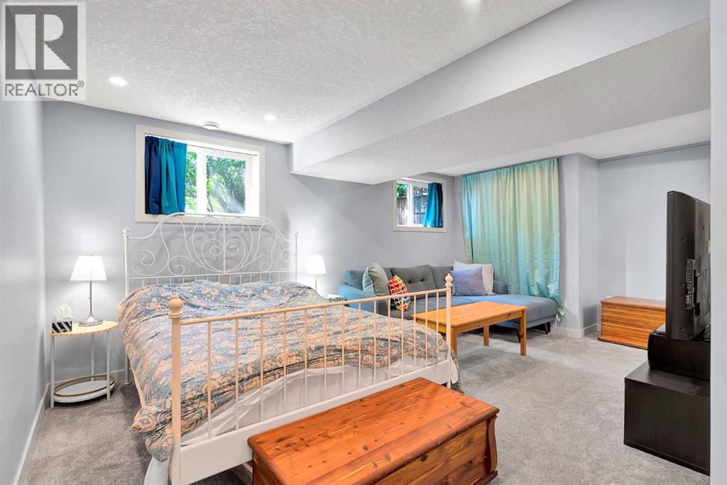 Single Family House Bi-level for Sale in  Silverdale Place NW Silver Springs Calgary 