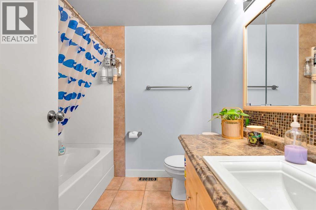 Single Family House Bi-level for Sale in  Silverdale Place NW Silver Springs Calgary 