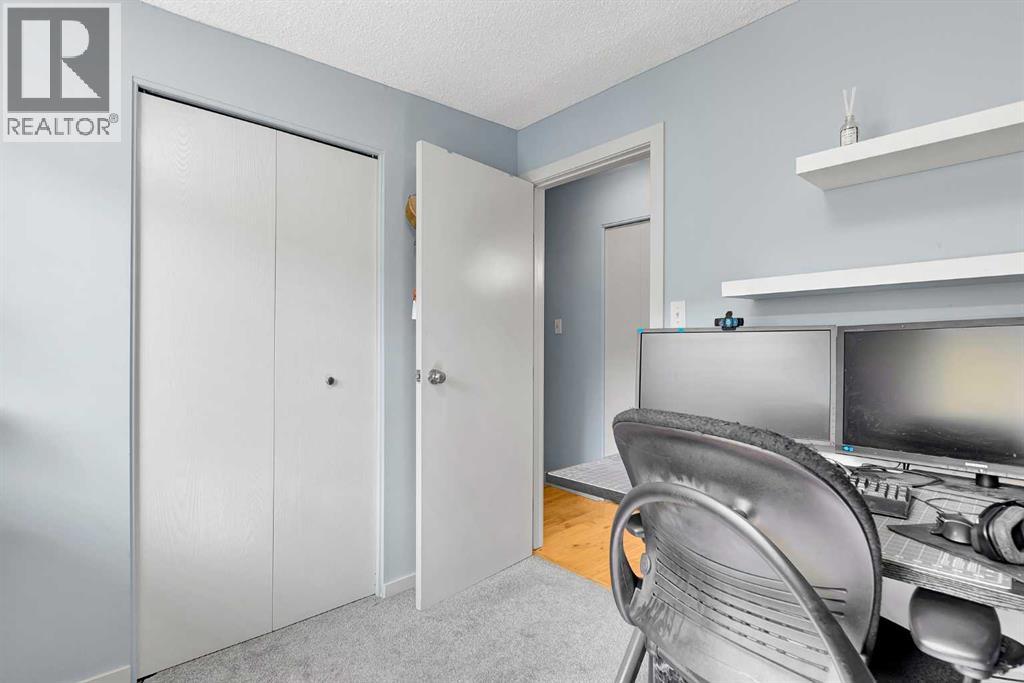 Single Family House Bi-level for Sale in  Silverdale Place NW Silver Springs Calgary 