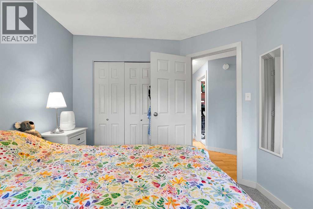 Single Family House Bi-level for Sale in  Silverdale Place NW Silver Springs Calgary 