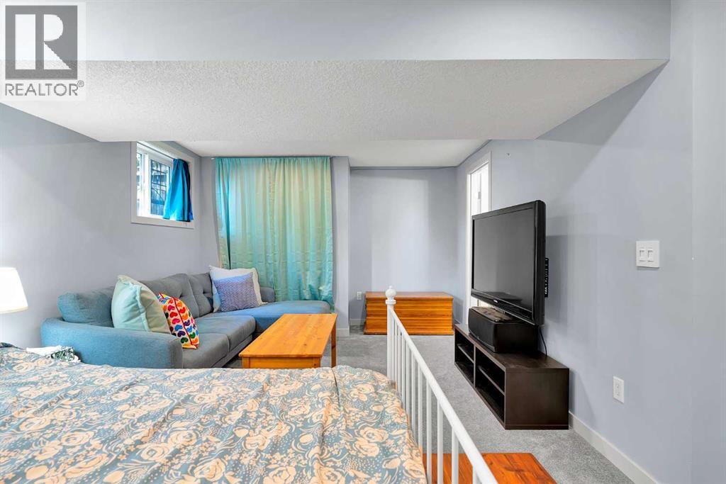 Single Family House Bi-level for Sale in  Silverdale Place NW Silver Springs Calgary 