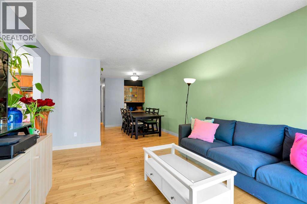 Single Family House Bi-level for Sale in  Silverdale Place NW Silver Springs Calgary 