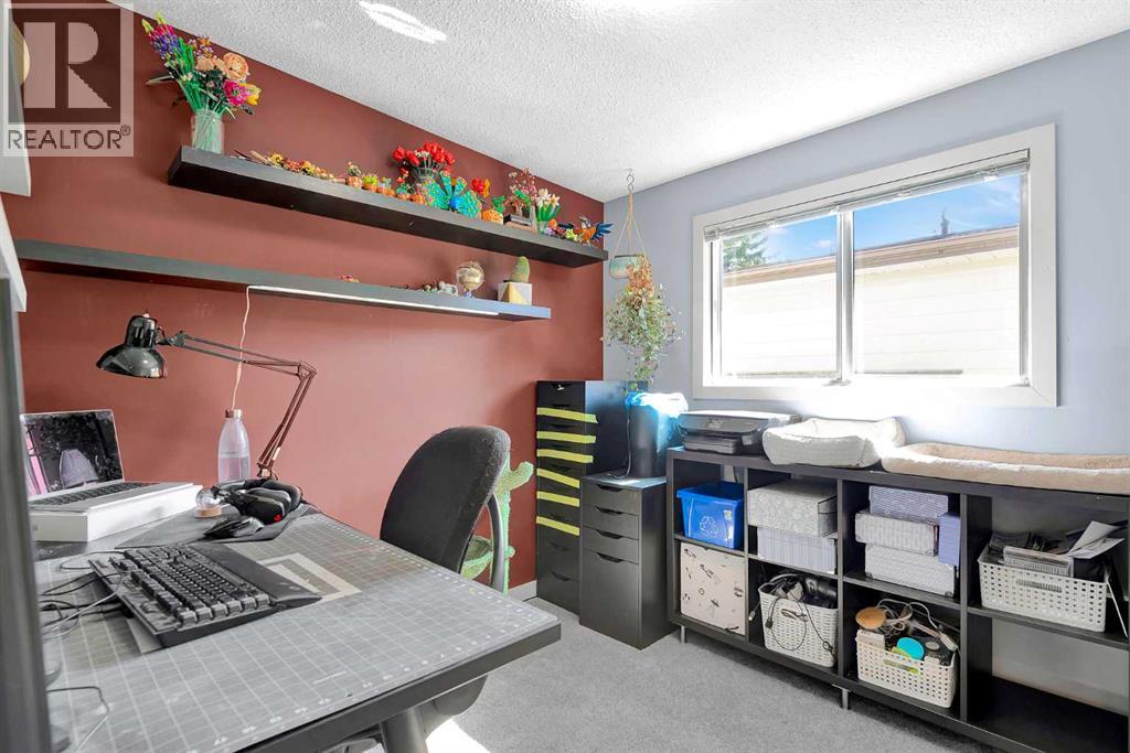Single Family House Bi-level for Sale in  Silverdale Place NW Silver Springs Calgary 