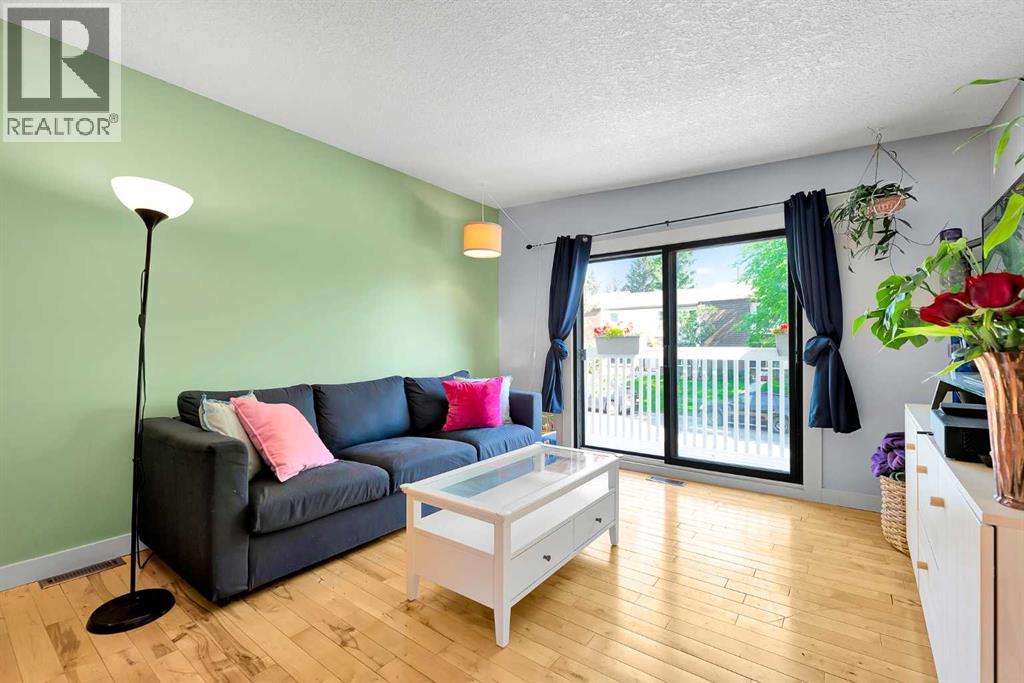 Single Family House Bi-level for Sale in  Silverdale Place NW Silver Springs Calgary 