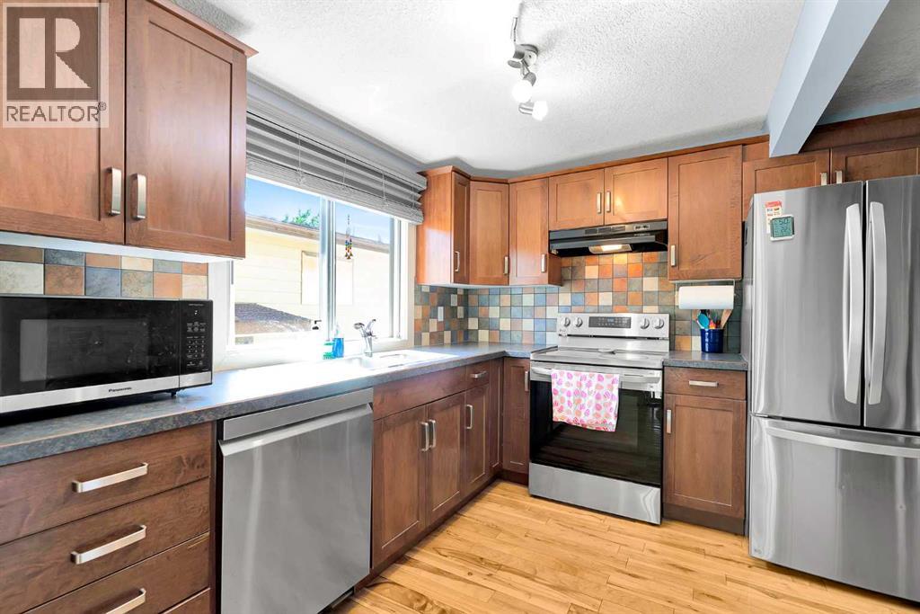 Single Family House Bi-level for Sale in  Silverdale Place NW Silver Springs Calgary 