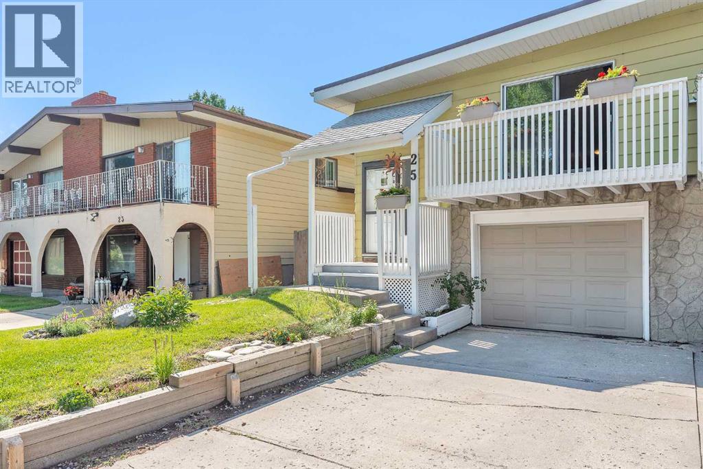 Single Family House Bi-level for Sale in  Silverdale Place NW Silver Springs Calgary 